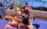 有妈妈包下一截高铁车厢，有妈妈连夜送儿子回老家，暑假来了，你家娃怎么安排？