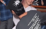 泰国女星郑乃馨演唱会中途下台抱男友大哭，热搜第一