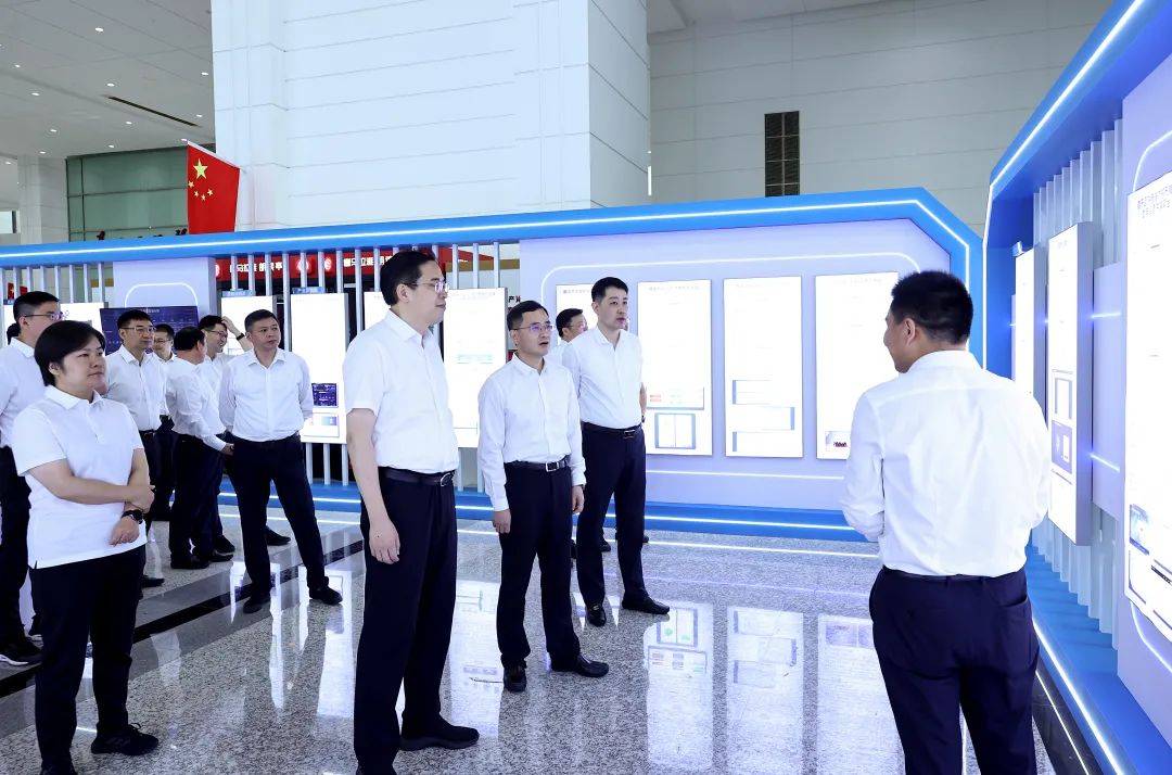孙海东带队参观“链上无锡”无锡市区块链创新应用成果展
