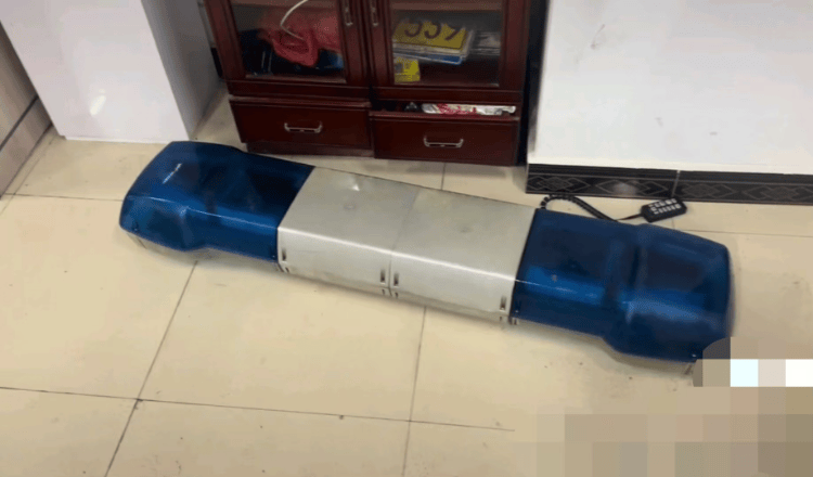 一海南牌照救护车在西藏墨脱无任务拉警笛还停车拍照？当地警方：已处罚教育