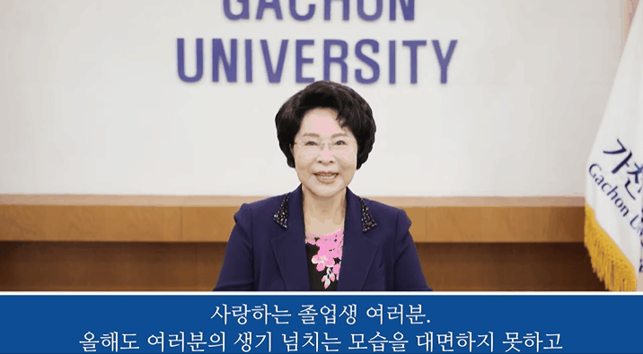 韩国93岁女校长因冻龄走红，一生堪称传奇，网友：看着比我还年轻