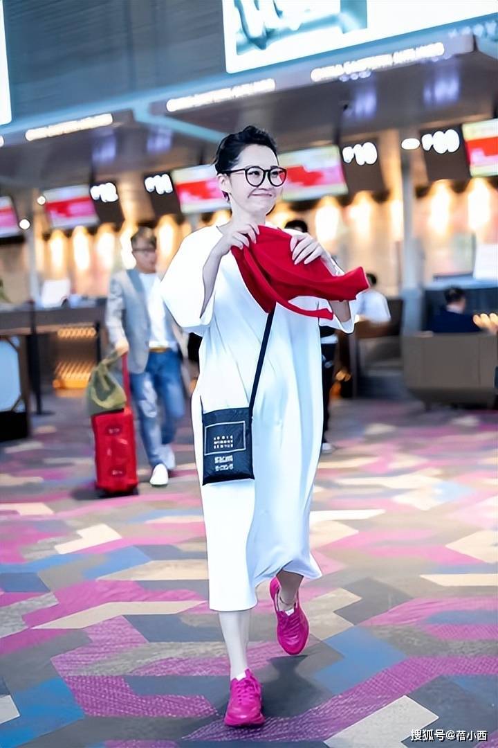 56岁许晴少女感，高圆圆女神感，林志玲御姐范，女明星的夏装都有什么玄机？