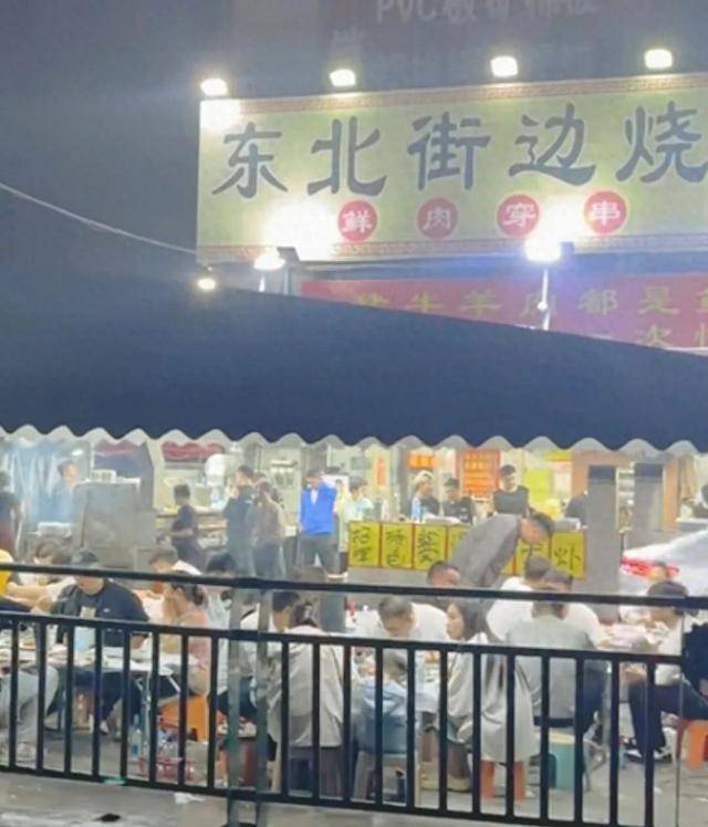 赞助苏超的东北烧烤店老板，两年前还在路边摆摊，否认赞助300万元