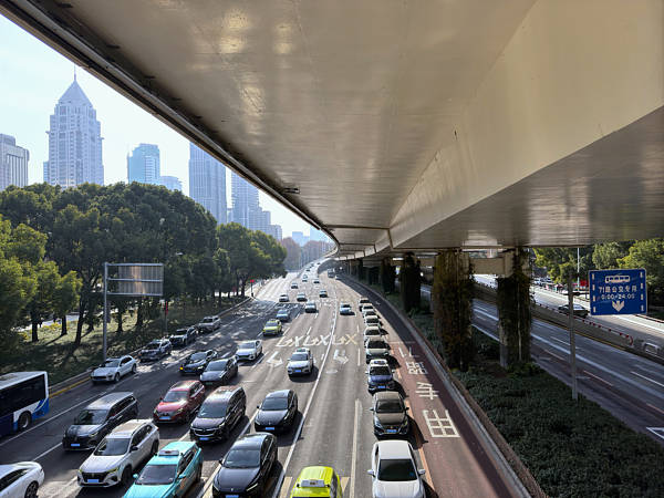 女子骑车过马路被撞判全责,谁弱谁有理行不通了