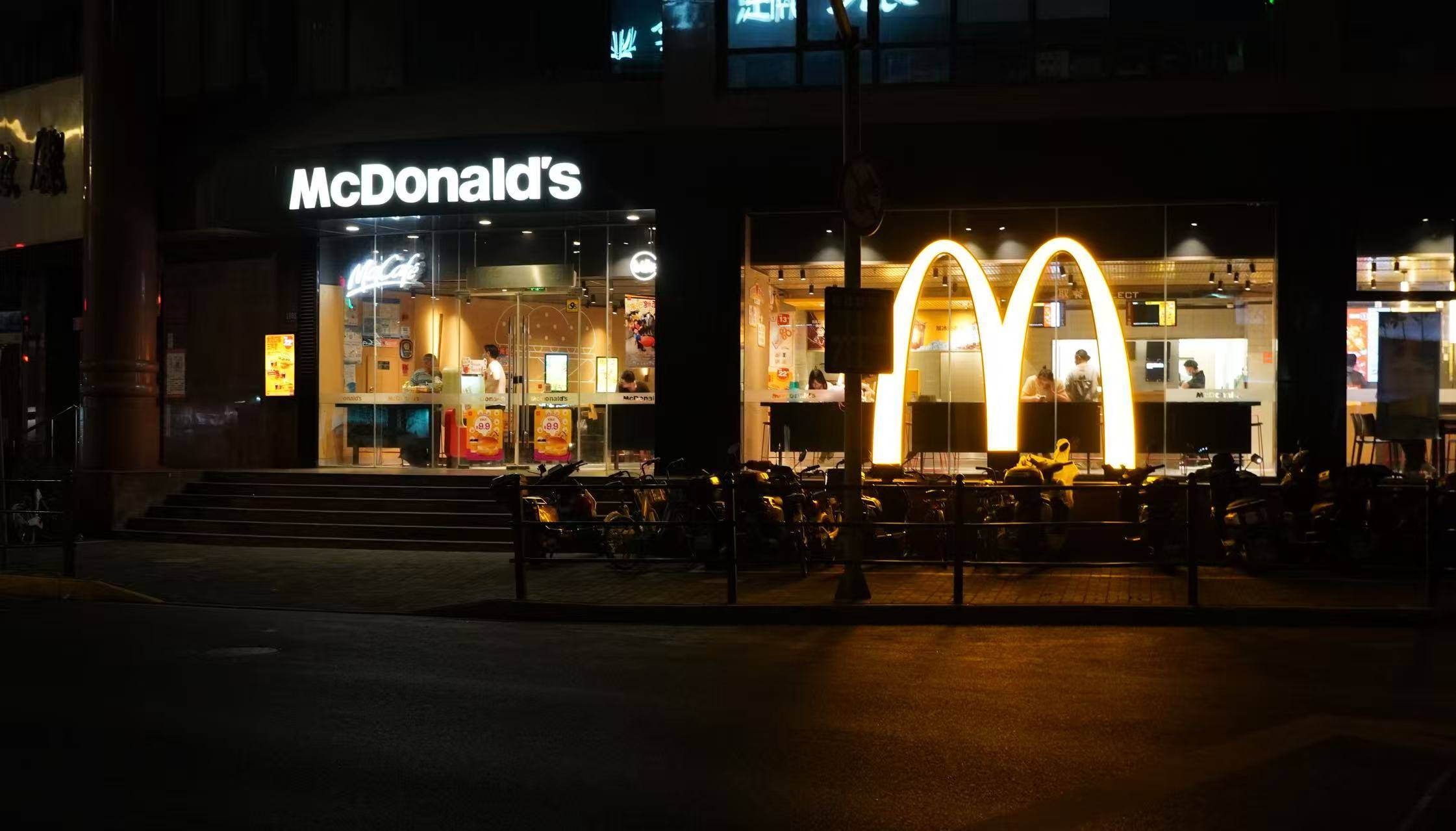 麦当劳夜宿者：老人占六成，各有心酸事