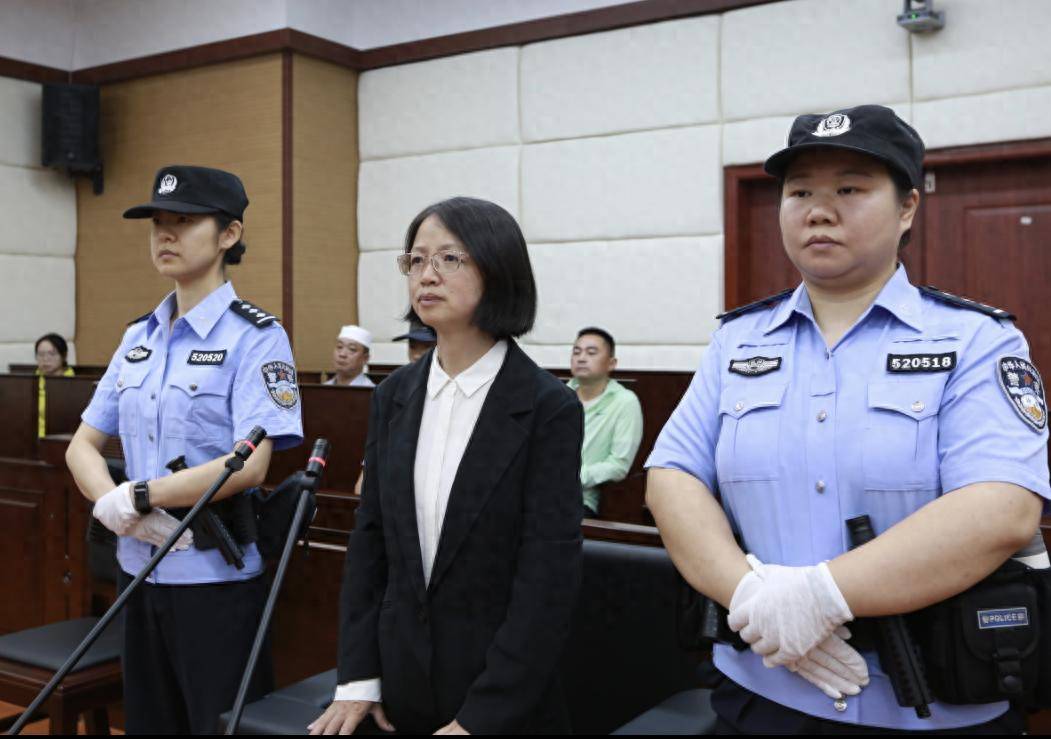 女厅官当场认罪！对省委原书记妻子唯命是从，花850万装修别墅