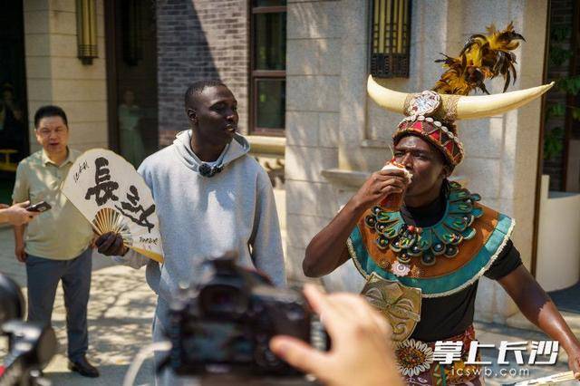 “无语哥”空降长沙：体验辣椒咖啡，惊叹AI中医 | 组图