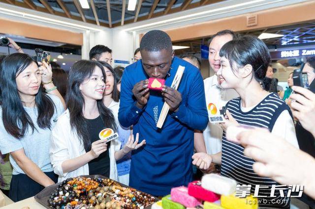 “无语哥”空降长沙：体验辣椒咖啡，惊叹AI中医 | 组图