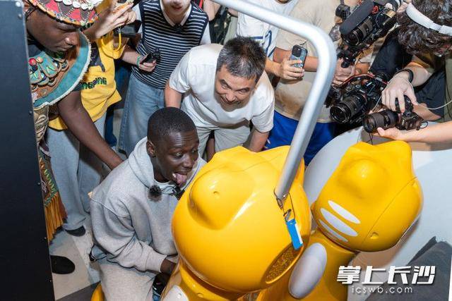 “无语哥”空降长沙：体验辣椒咖啡，惊叹AI中医 | 组图