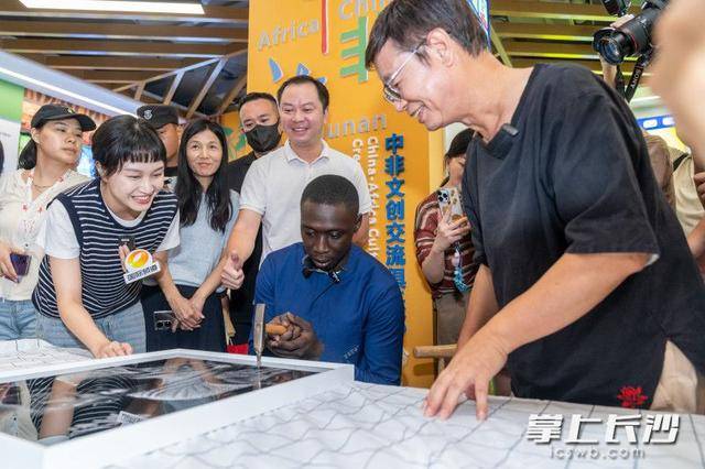 “无语哥”空降长沙：体验辣椒咖啡，惊叹AI中医 | 组图