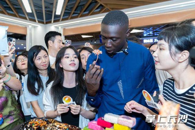 “无语哥”空降长沙：体验辣椒咖啡，惊叹AI中医 | 组图