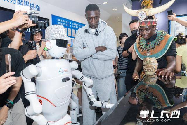 “无语哥”空降长沙：体验辣椒咖啡，惊叹AI中医 | 组图