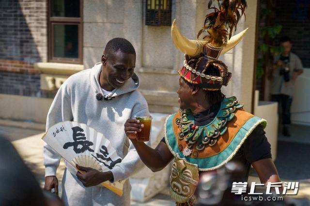 “无语哥”空降长沙：体验辣椒咖啡，惊叹AI中医 | 组图