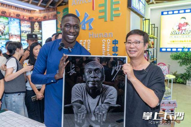 “无语哥”空降长沙：体验辣椒咖啡，惊叹AI中医 | 组图