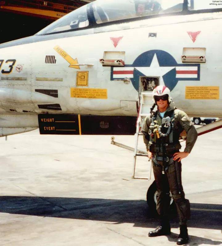 央视曝光!歼-35A改用内置登机梯,和F-35的一模一样?