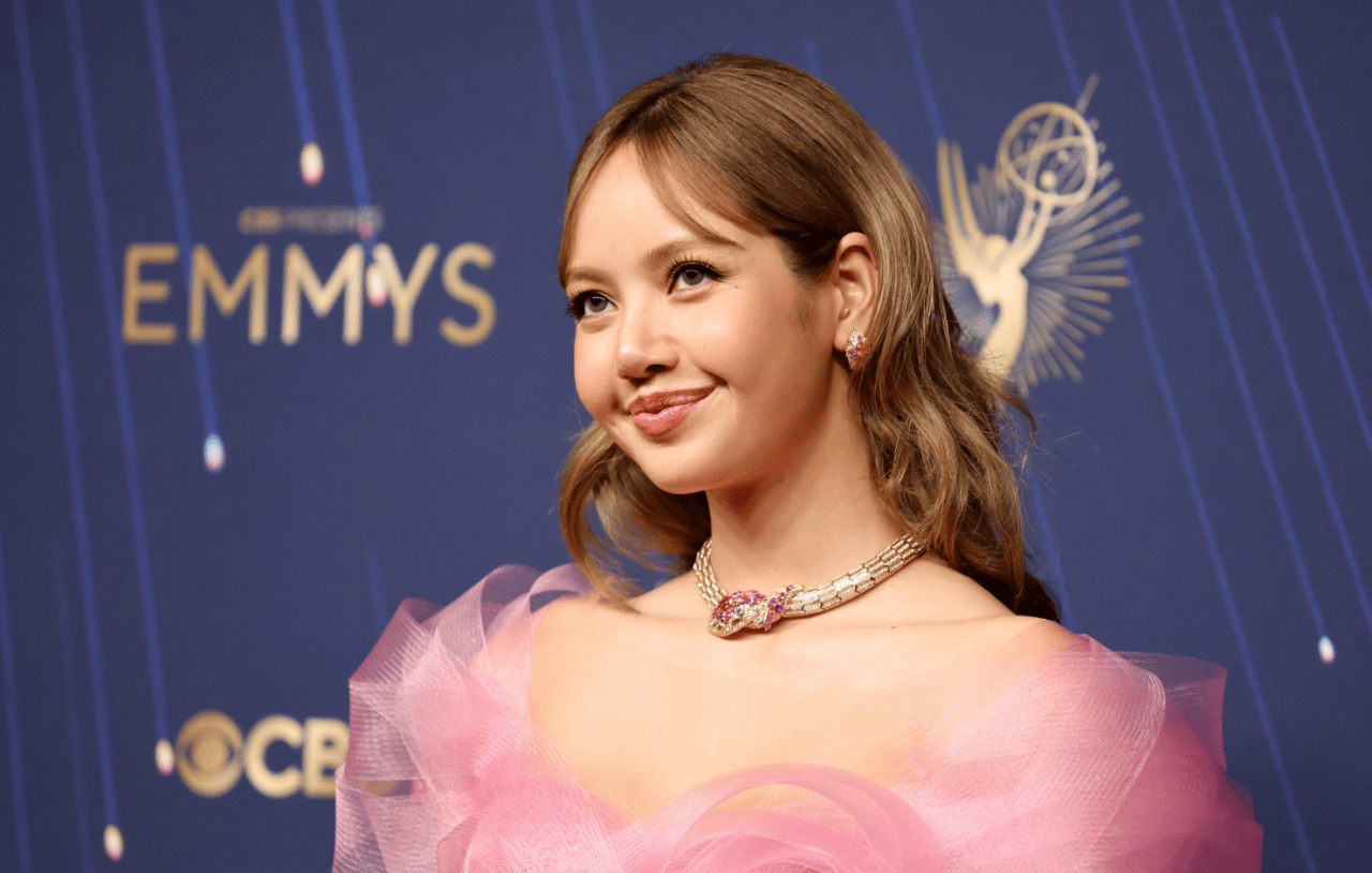 女星走红毯身上只穿珠宝？这届艾美奖的主题果然是大胆