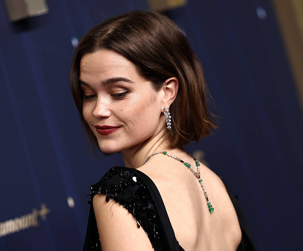 女星走红毯身上只穿珠宝？这届艾美奖的主题果然是大胆