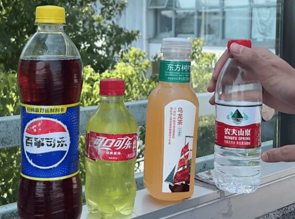 恶心！上海知名景区门口有人卖不明饮料，不少游客中招，城管部门已介入调查