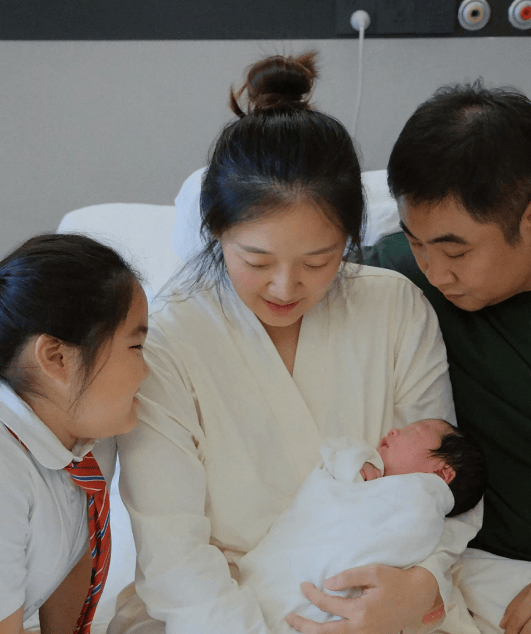 哈尔滨籍男演员三胎儿子出生，妻子晒全家福透露生产细节