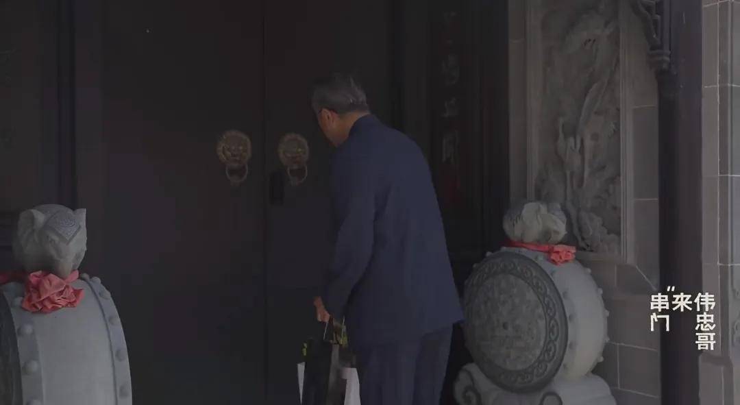 王伟忠坐客郭德纲天津豪院,内景富丽堂皇,学历自卑家里到处摆书