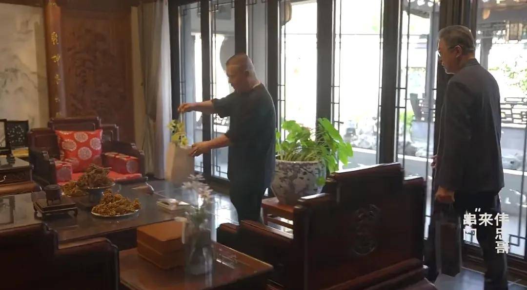 王伟忠坐客郭德纲天津豪院,内景富丽堂皇,学历自卑家里到处摆书