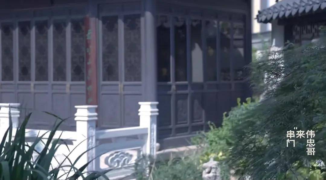 王伟忠坐客郭德纲天津豪院,内景富丽堂皇,学历自卑家里到处摆书