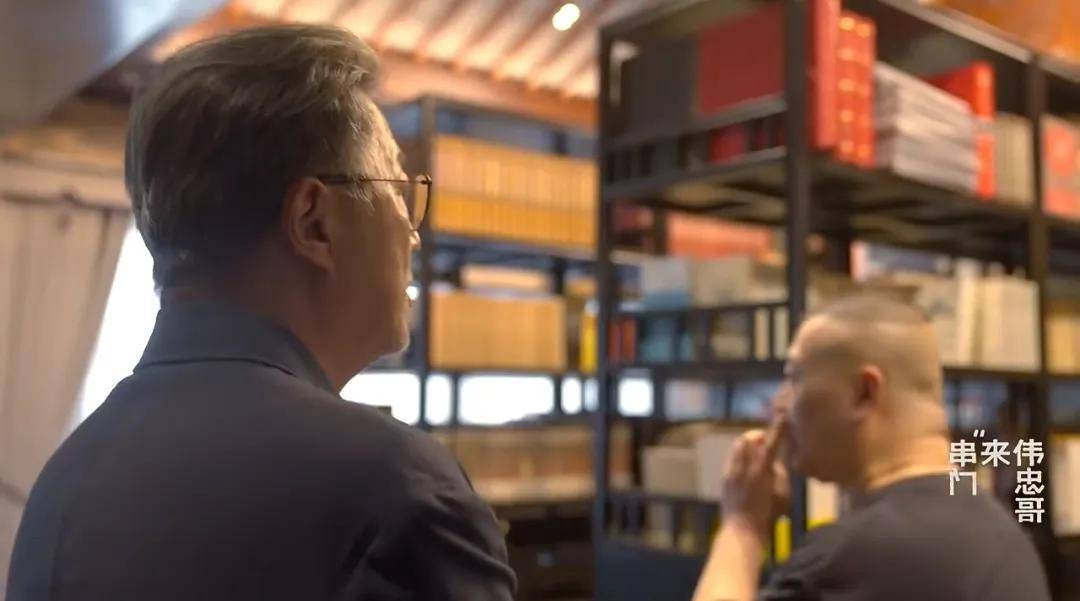 王伟忠坐客郭德纲天津豪院,内景富丽堂皇,学历自卑家里到处摆书