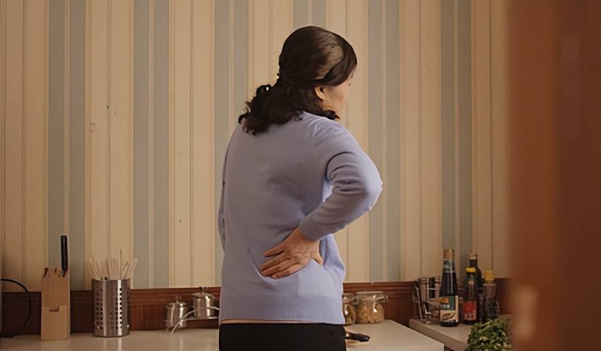 16年，上海保姆被骗到美国成女奴，被迫学狗爬行，受到非人待遇