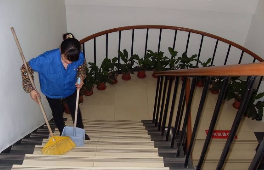 16年，上海保姆被骗到美国成女奴，被迫学狗爬行，受到非人待遇