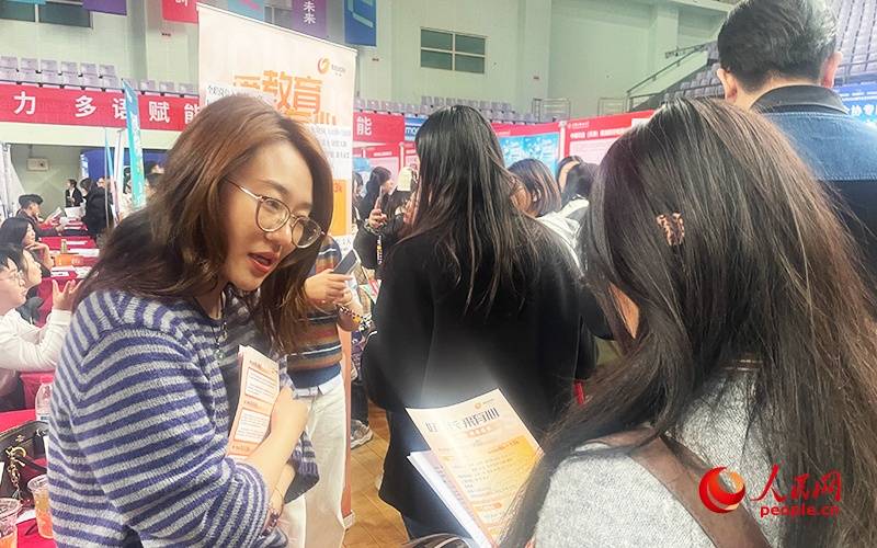 线上线下联动 天津专场招聘会助力女大学生就业