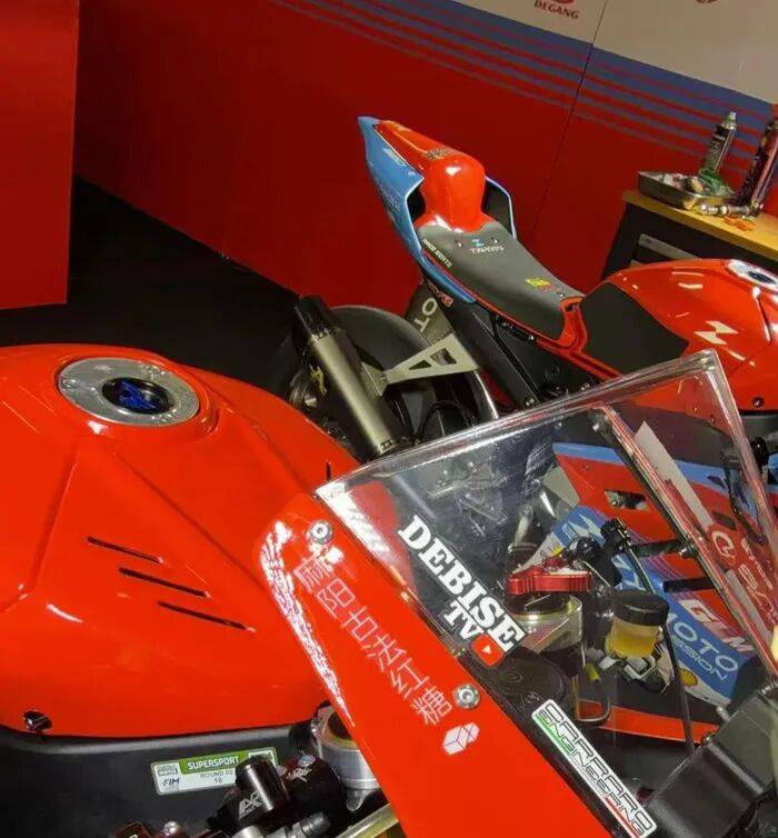 张雪机车WSBK双冠后销量激增,记者走访线下门店,市民争相询问“冠军车”