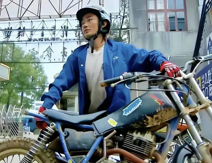 张雪机车WSBK双冠后销量激增,记者走访线下门店,市民争相询问“冠军车”